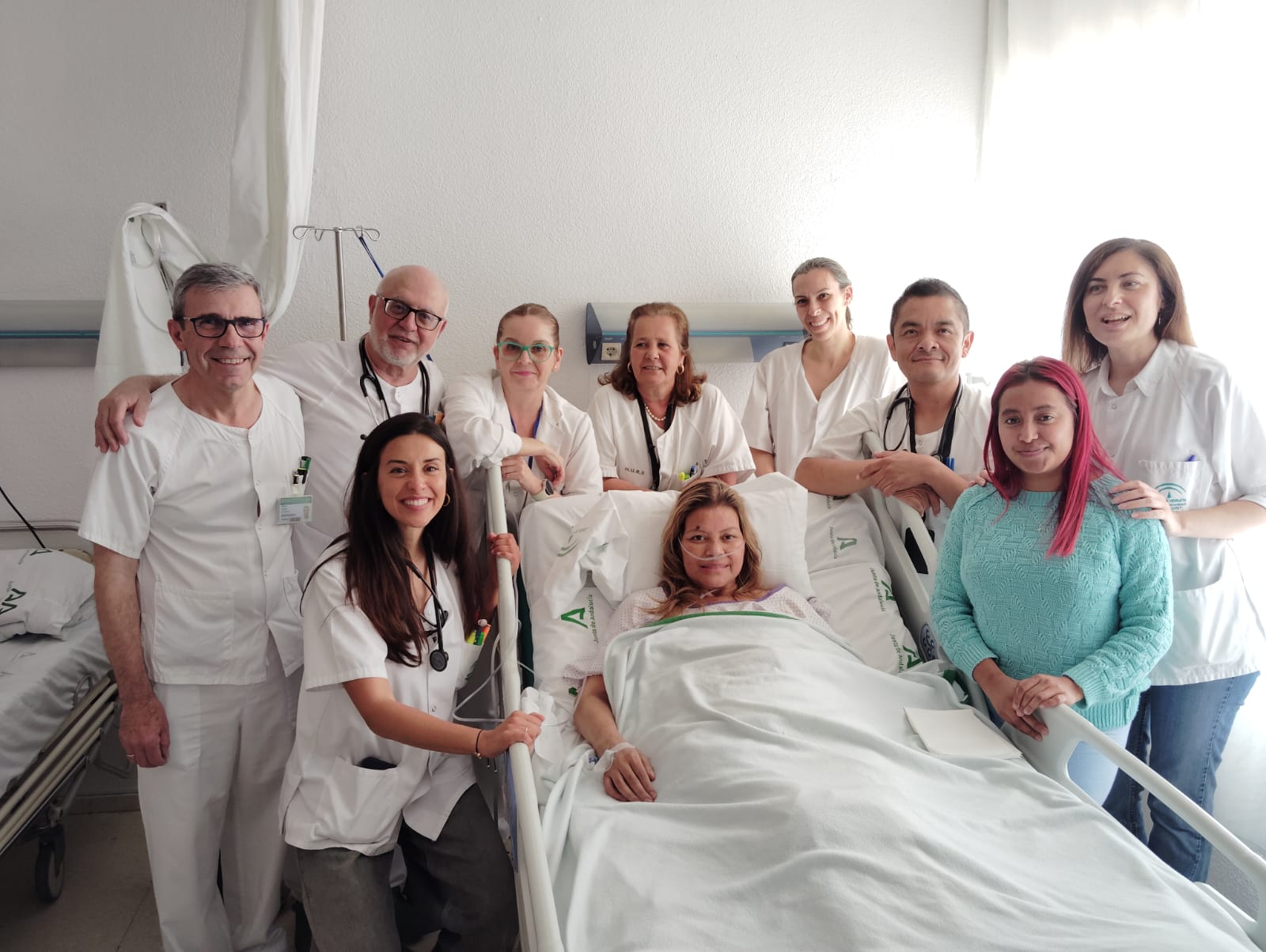 La paciente junto a su hija y el equipo de profesionales del Hospital Provincial