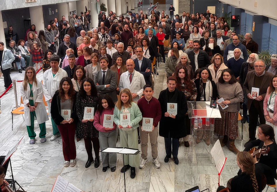 200 personas asisten a la presentación del nuevo poemario sobre donación del Hospital Reina Sofía