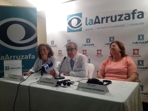 El Hospital La Arruzafa implanta el ojo biónico y devuelve parte de la visión a una mujer ciega