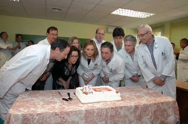 El Hospital Reina Sofía despide el 35 aniversario del primer trasplante soplando velas por la donación