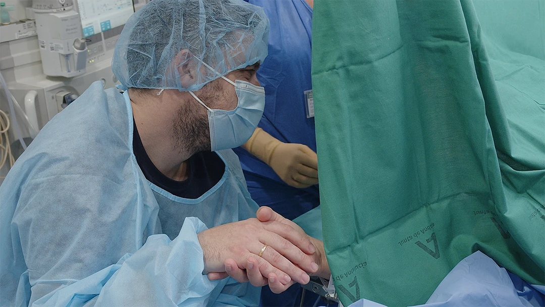 El Hospital Reina Sofía implanta la cesárea pro vínculo, que permite la presencia del acompañante
