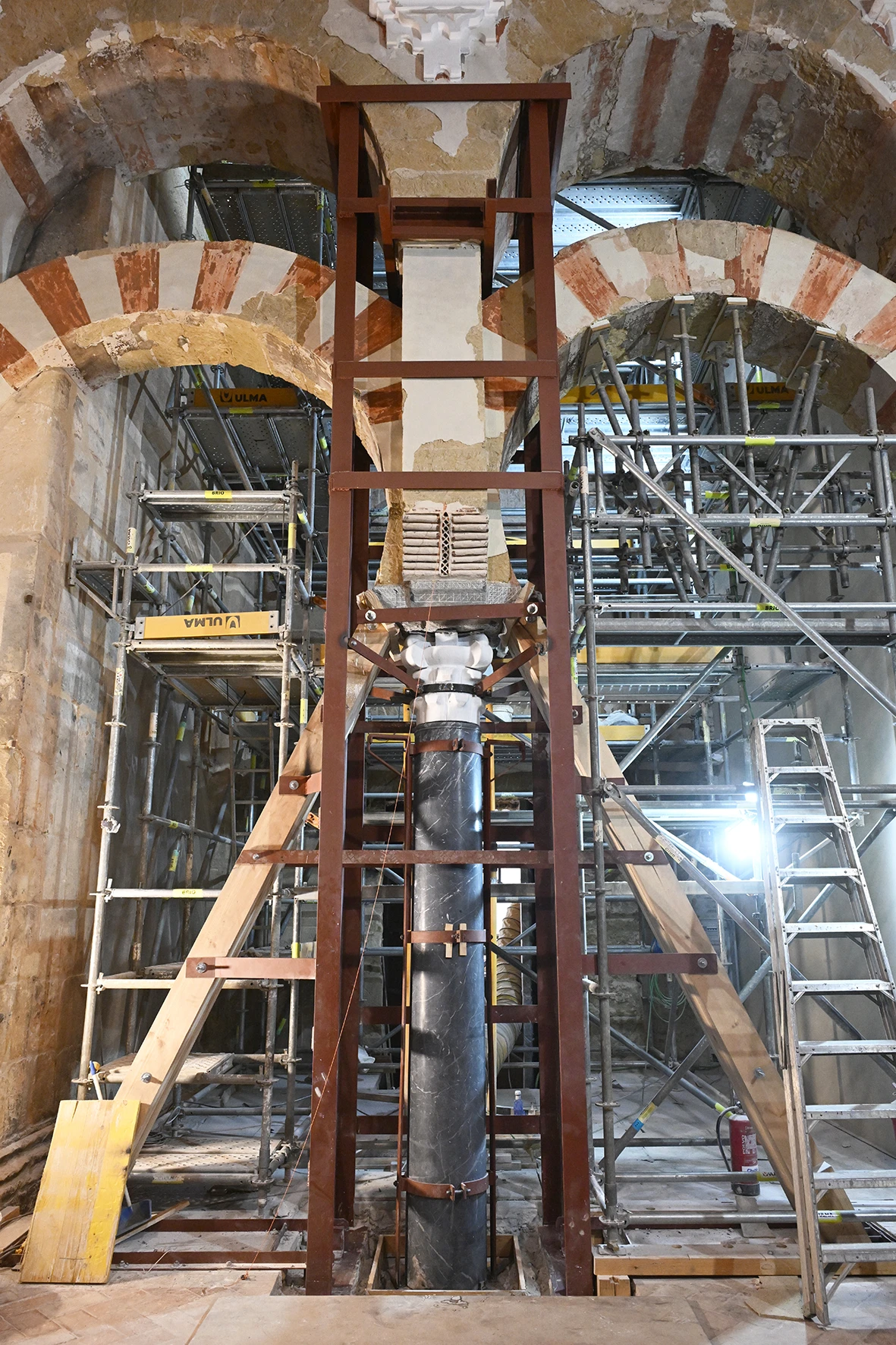 La Mezquita-Catedral recupera la columna dañada en el incendio