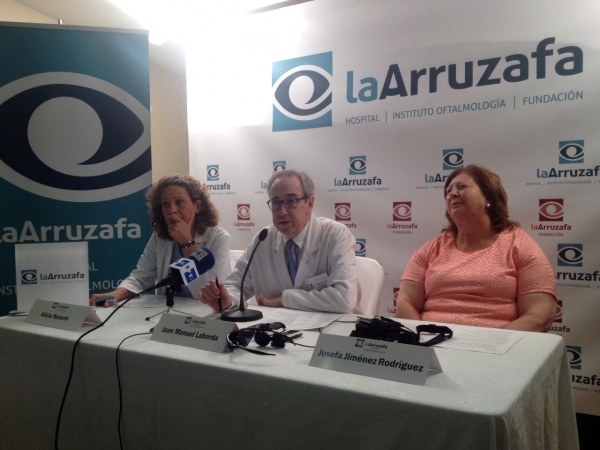 El Hospital La Arruzafa implanta el ojo biónico y devuelve parte de la visión a una mujer ciega